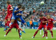 九游- 德罗巴与球迷合影 