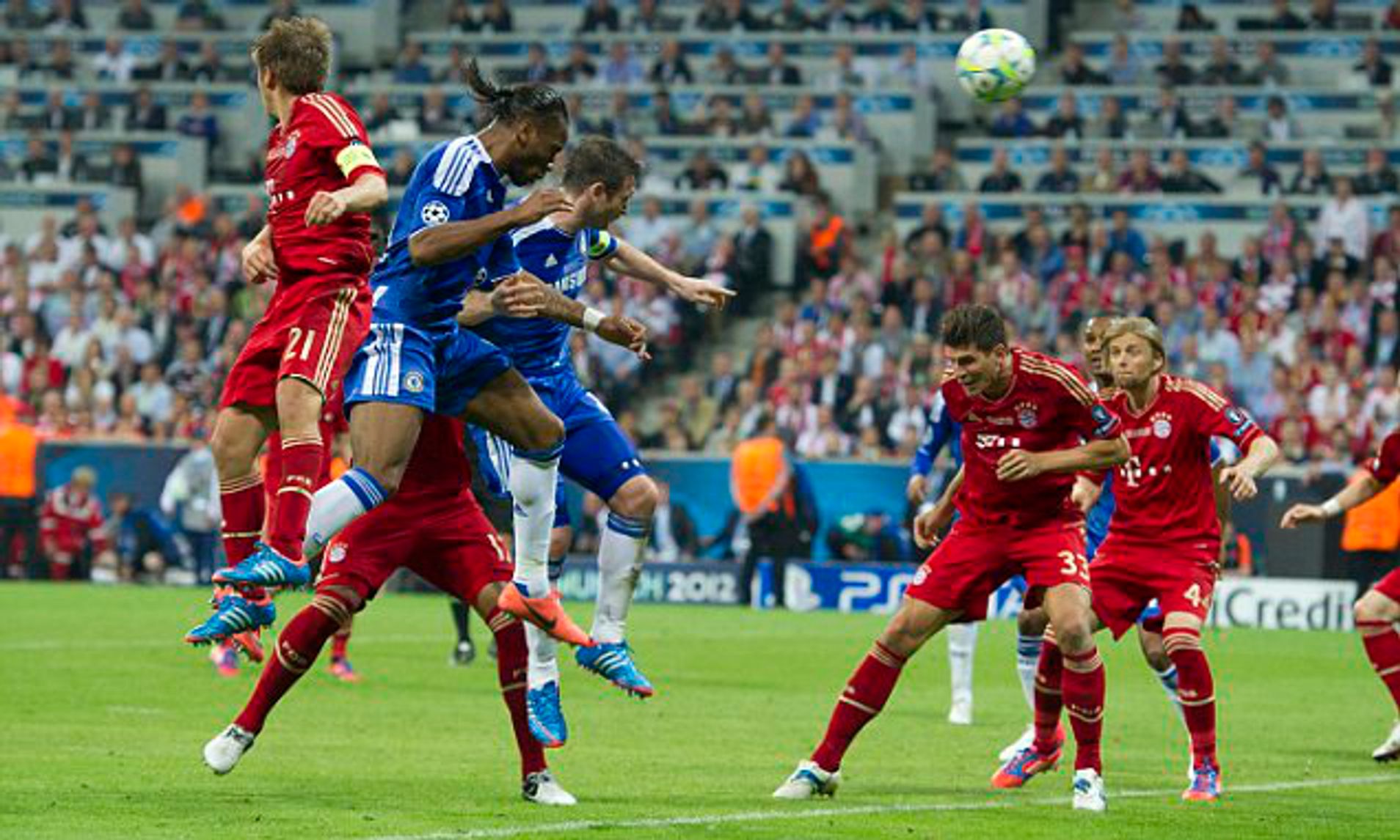  德罗巴与球迷合影 