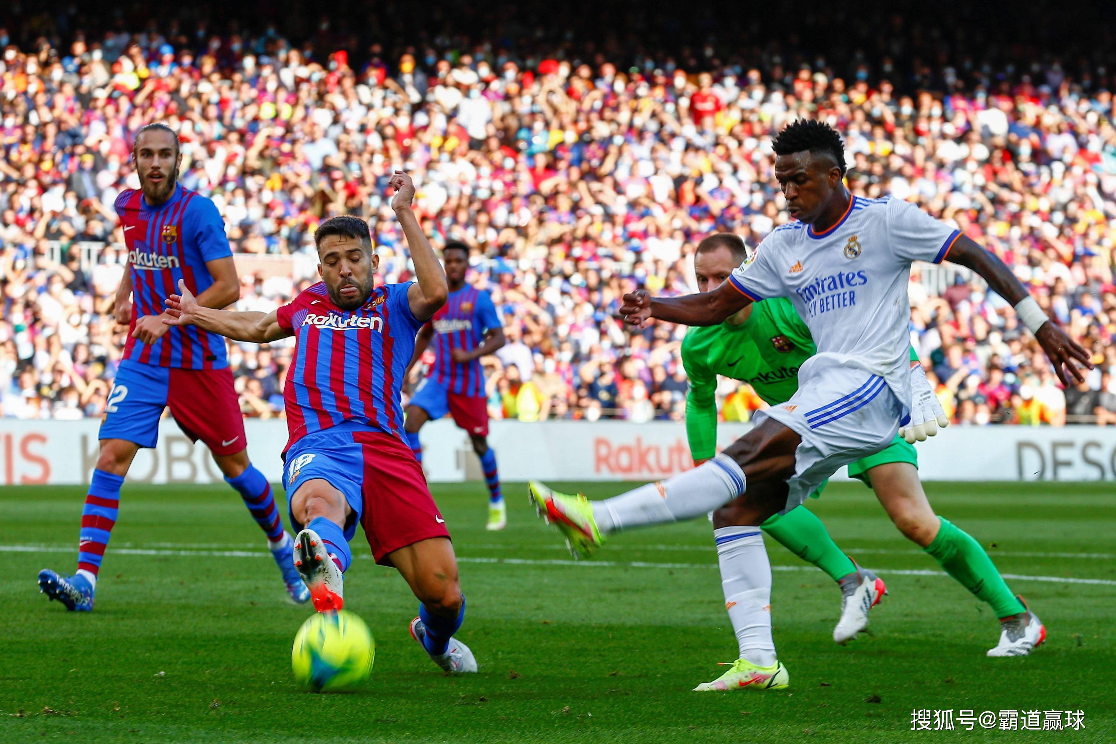  德罗巴与球迷合影 