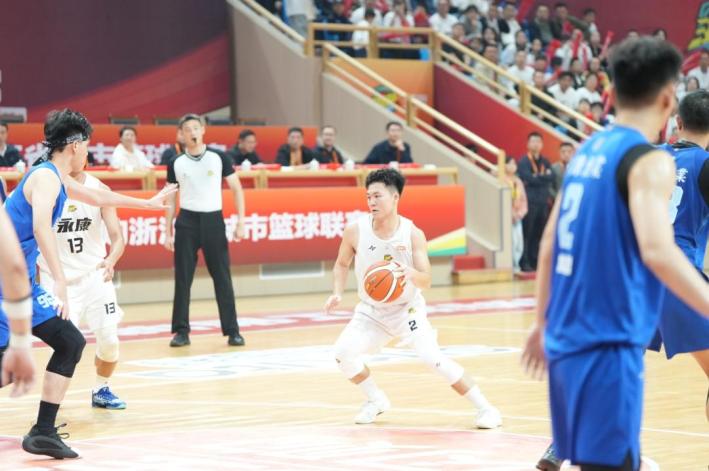 游泳杯赛，北城海豚队与海滨铁骑队绝杀，VAR改判成焦点！二次进攻频频奏效的简单介绍