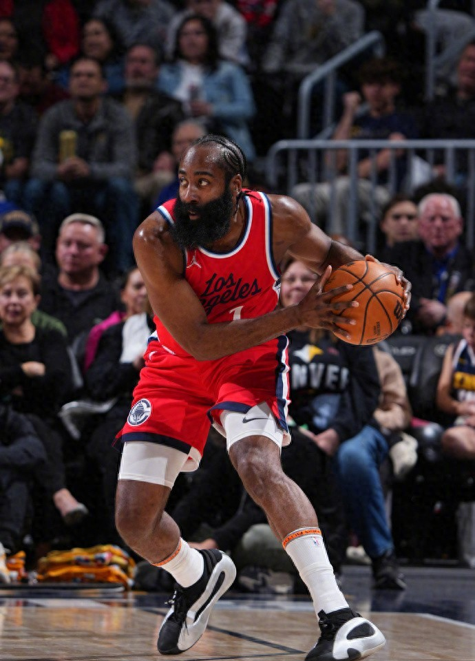 今晨迈阿密热火调整名单以备NBA季后赛，豪取连胜环节打磨，压力陡增，赛程密集仍需轮换的简单介绍