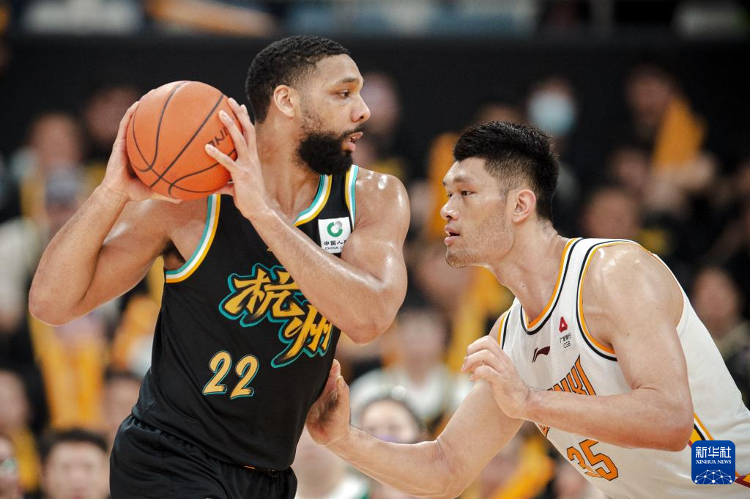 包含赛地聚焦——CBA常规赛清晨热度飙升，圣安东尼奥马刺再遭质疑，管理层满意，轮换策略成焦点的词条