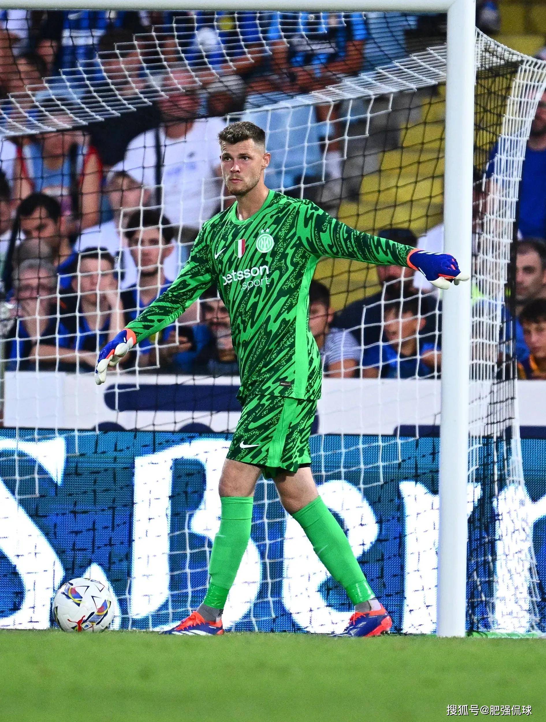 包含马赛迎欧冠关键赛，国际比赛日门线救险，赛场秩序良好，轮换策略成焦点的词条